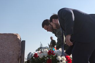 Александр Захарченко и Денис Пушилин возлагают цветы к памятнику погибшим во время траурной церемонии по случаю годовщины падения самолета МН17 рядом с поселком Грабово