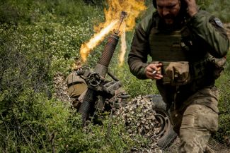 Бойцы бригады «Эдельвейс» ведут огонь из миномета