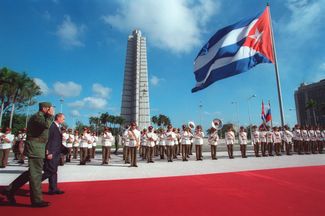Владимир Путин и Фидель Кастро в Гаване, 2000 год. Путин стал первым российским лидером, посетившим Кубу после распада СССР.