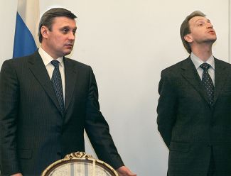 Председатель правительства России Михаил Касьянов (слева) и руководитель аппарата правительства Игорь Шувалов, 16 апреля 2002 года