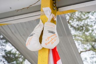 Боксерские перчатки на стихийном мемориале в память о погибшем тренере Михаиле Кореновском