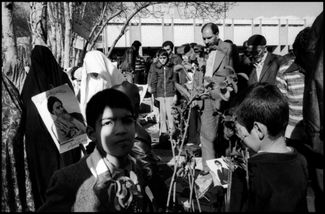 The Iranian regime was not this close to destruction. How did he even appear? We publish photos by legendary photographer Gil Perez from Iran in 1979. These shots are unlike anything you have seen before