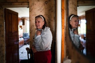 Жительница Запорожья в своей квартире, пострадавшей во время обстрела