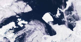 Спутники Sentinel-3 Европейского космического агентства сняли самый большой в мире айсберг А23а у острова Жуэнвиль в Южном океане 15 ноября 2023 года