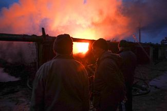 Новая Каховка, Херсонская область Украины. Люди в гаражном кооперативе «Южный» во время пожара, возникшего в результате обстрела города