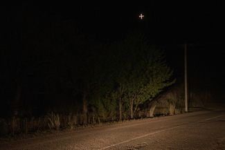 Еще один крест виден с дороги, ведущей к пограничной деревне