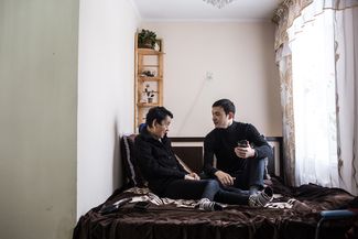 Айсара и Максат Айман в их доме в деревне Мынбаево, декабрь 2018 года