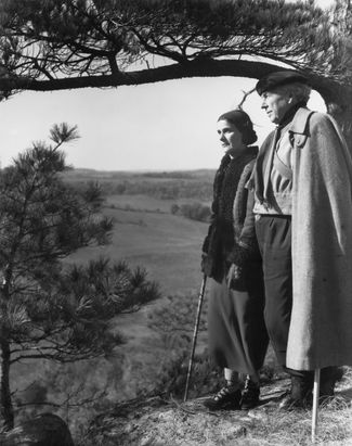 Архитектор Фрэнк Ллойд Райт с женой Ольгиванной в резиденции «Талиесин Вест», штат Висконсин. 1937 год