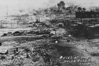 Сожженные руины школы и других зданий чернокожего квартала Талсы Гринвуд после погрома 1 июня 1921 года