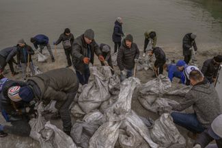 Residents of Odesa fill sandbags.