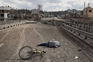 Тело мирного жителя на разрушенном мосту в городе Ирпень