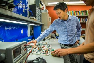 Профессор университета Мичигана Кевин Фу изучает акселерометр. Август 2016 года