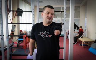 Во время боев с российскими формированиями 39-летний служащий ВСУ Роман лишился рук. Теперь он тоже проходит реабилитацию во Львовской области