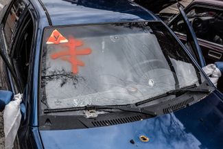 Автомобиль с пулевыми отверстиями и красным крестом в Гостомеле.