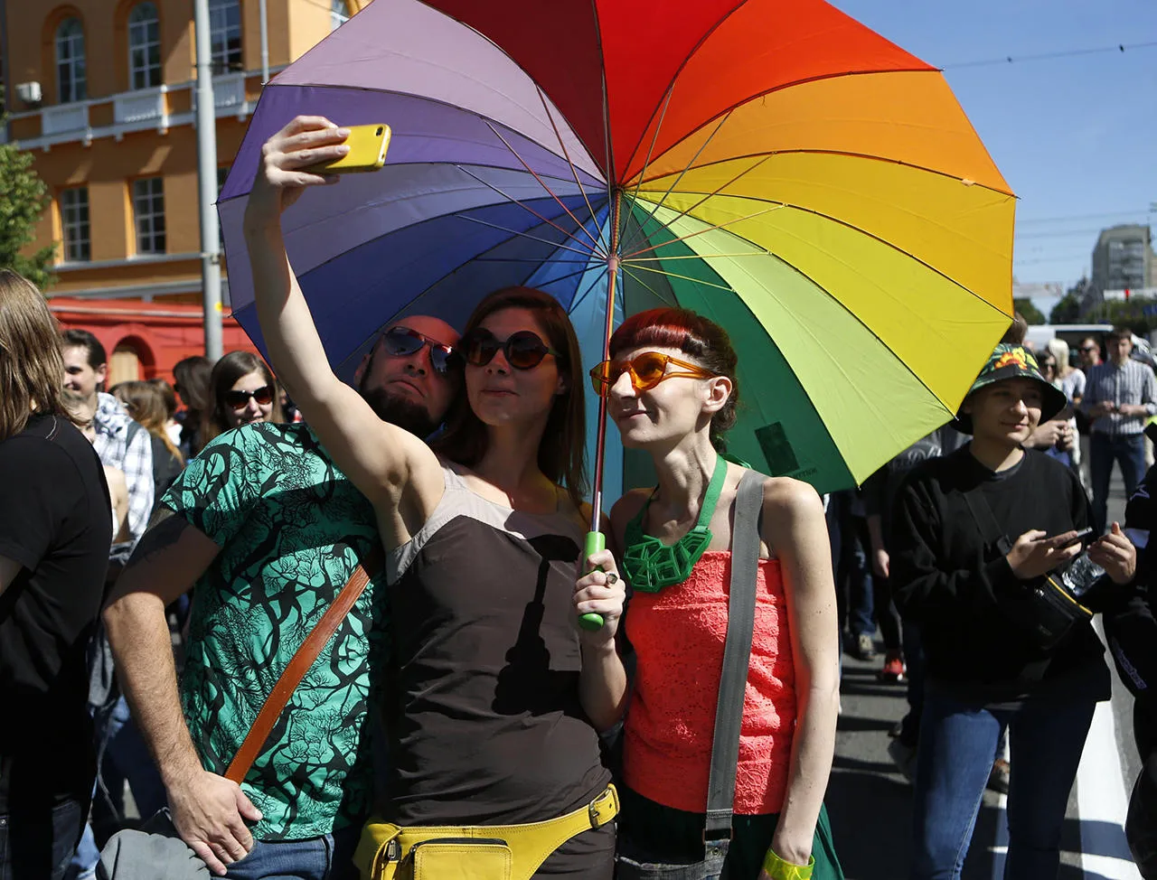 Марш равенства» в Киеве Как прошло крупнейшее в истории Украины  ЛГБТ-шествие. Репортаж «Медузы» — Meduza