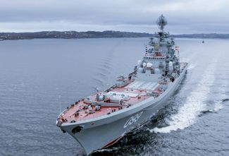 Крейсер «Петр Великий» во время учений в Баренцевом море, 26 мая 2021 года