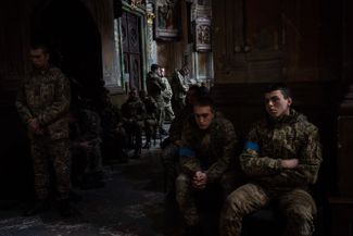 Кадеты на похоронах украинских солдат в церкви во Львове