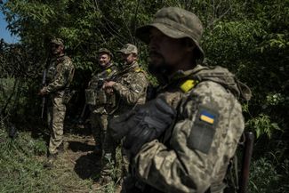 Бойцы ВСУ на позициях недалеко от границы Украины и России