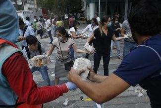 Волонтеры разбирают завалы в одном из районов Мехико