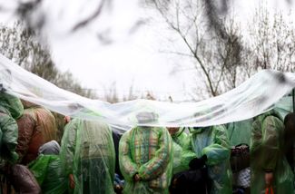 Беженцы стоят в очереди на украинско-польской границе. 31 марта 2022 года