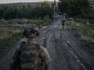 Украинские военные на окраине города. 3 июля 2024 года