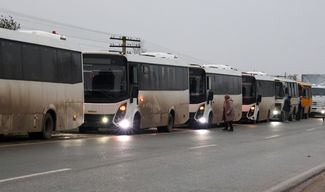 Гуманитарный конвой, который перевозит жителей Алешек, во время остановки в Крыму, 30 октября 2026 года