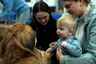 Назар и его мать Светлана Лозовик общаются с собакой Челси