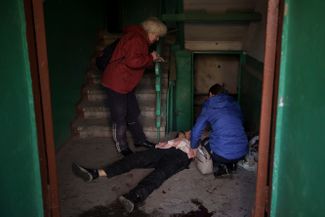 Жительница Харькова у тела своего 15-летнего сына. Он был убит во время российской атаки на Харьков