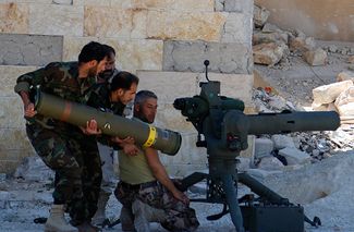 Повстанцы из Свободной сирийской армии (сирийская вооруженная оппозиция) готовятся выстрелить из противотанкового оружия по правительственным войскам недалеко от Идлиба. Сирия, 30 апреля 2014 года