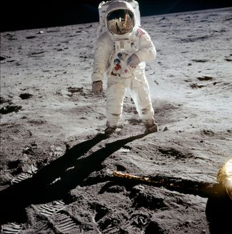 Астронавт и пилот NASA Эдвин «Базз» Олдрин стоит на поверхности Луны рядом с посадочной опорой лунного модуля Eagle во время выхода на поверхность в рамках экспедиции Apollo 11 20 июля 1969 года. Снимок получен командиром корабля Нилом Армстронгом, который виден в светоотражающем покрытии шлема Олдрина.
