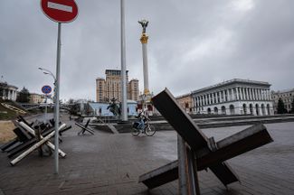 Противотанковые ежи в центре Киева