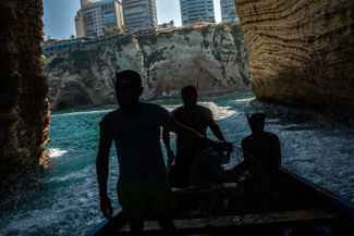 Рыбаки выходят на ловлю у Голубиной скалы в гавани Бейрута. До кризиса они получали 10 тысяч фунтов за килограмм рыбы, когда доллар стоил полторы тысячи фунтов по официальному курсу. Сейчас они получают уже 25 тысяч фунтов за килограмм — но доллар на черном рынке стоит как минимум 18 тысяч. Теперь чинить лодки им не на что, а топлива для них на заправочных станциях нет. 26 июня 2021 года