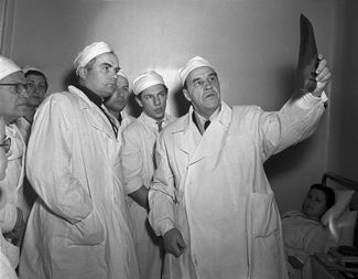 Профессор Александр Бакулев (справа) осматривает больных вместе с участниками XXVI съезда хирургов, 1955 год