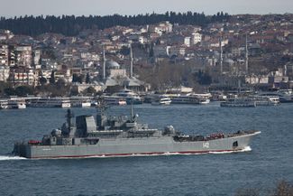 Большой десантный корабль «Новочеркасск» в проливе Босфор. Стамбул, 12 апреля 2021 года