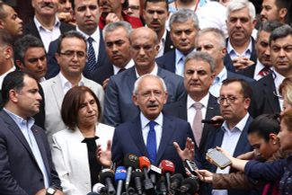 Лидер оппозиционной Республиканской народной партии Кемаль Кылычдароглу (в центре) выступает на пресс-конференции во время выборов 7 июня 2015 года.