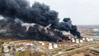 Пожар на нефтебазе «Роснефти». По сообщениям администрации Белгорода, пожар начался после авиаудара с двух вертолетов Вооруженных сил Украины
