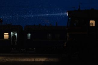Поезд отправляется в Европу с главного железнодорожного вокзала во Львове. По данным ООН, за 10 дней войны Украину покинуло 1,2 миллиона беженцев