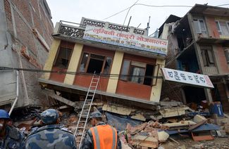 Разбор завалов в Катманду, Непал