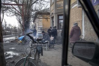 Жители Часова Яра жарят еду на улице