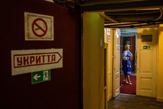 Актриса Николаевского художественного драматического театра (до недавнего времени в его названии было слово «русский») репетирует роль в коридоре подвала. Сцену театра перенесли в подземелье