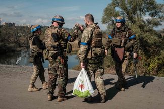 Украинские военные после взрыва стратегически важного моста через озеро Оскол. По одной версии, его взорвали ВСУ, по другой — Россия