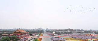 Над площадью Тяньаньмэнь в Пекине 1 июля 2021 года пролетели вертолеты, выстроившиеся в число «100».