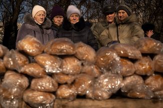 Жители Харькова в очереди за хлебом, который раздают волонтеры