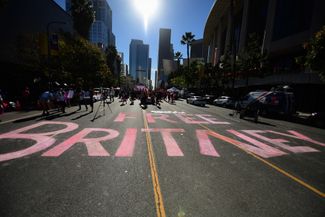Надпись «Свободу Бритни» возле здания суда Стэнли Моск в Лос-Анджелесе