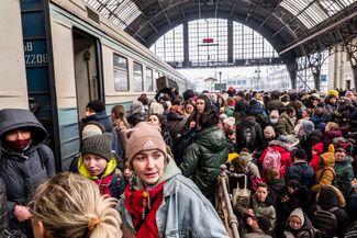 Львов. Беженцы на железнодорожном вокзале в ожидании поезда, на котором они смогут эвакуироваться в Польшу. 27 февраля 2022 года. 
