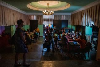Жители города Селидово, который находится под контролем Украины, регистрируются в городской администрации, чтобы получить гуманитарную помощь.