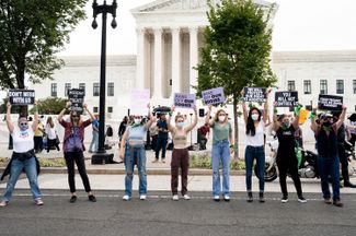 Демонстранты на митинге за право на аборт у здания Верховного суда США. 4 октября 2021 года