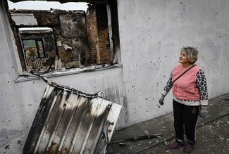 Жительница поселка Высокополье у своего разрушенного дома