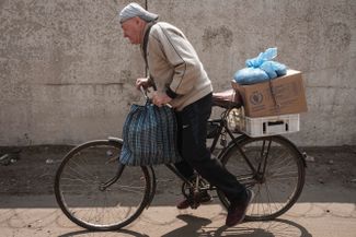 Житель Северодонецка везет продукты из пункта раздачи гуманитарной помощи