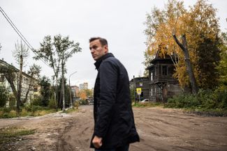 In each city, Navalny tried to see a local attraction that his volunteers suggested. In Arkhangelsk, he visited some old wooden barracks.